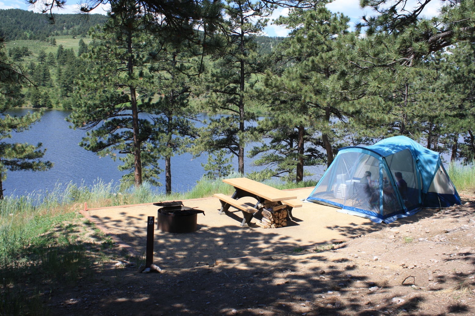 Camping platform. Поляна Увильды кемпинг. Озеро Синара кемпинг. Кемпинг Сосновый берег Чемал. Река Клязьма кемпинг.