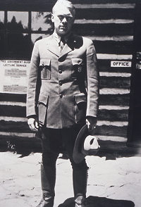 Imagen 2: El ex presidente Gerald R. Ford como guardabosques estacional en el Parque Nacional de Yellowstone (foto de 1936)
