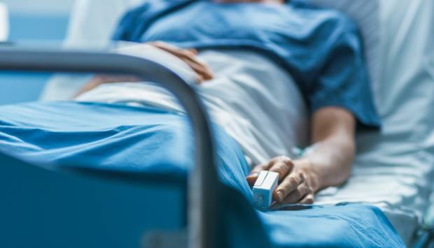 persona en cama de hospital