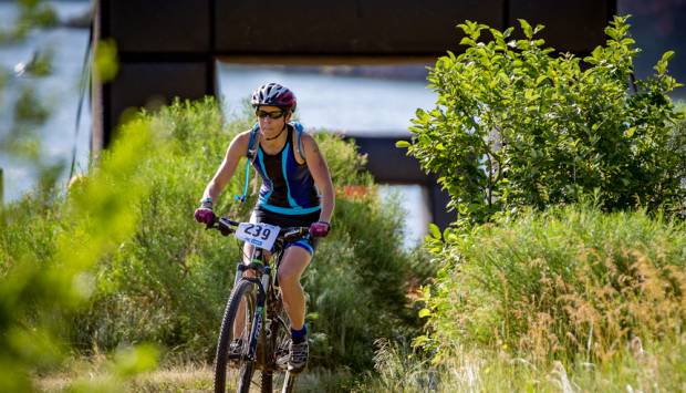 Mujer corriendo en bicicleta